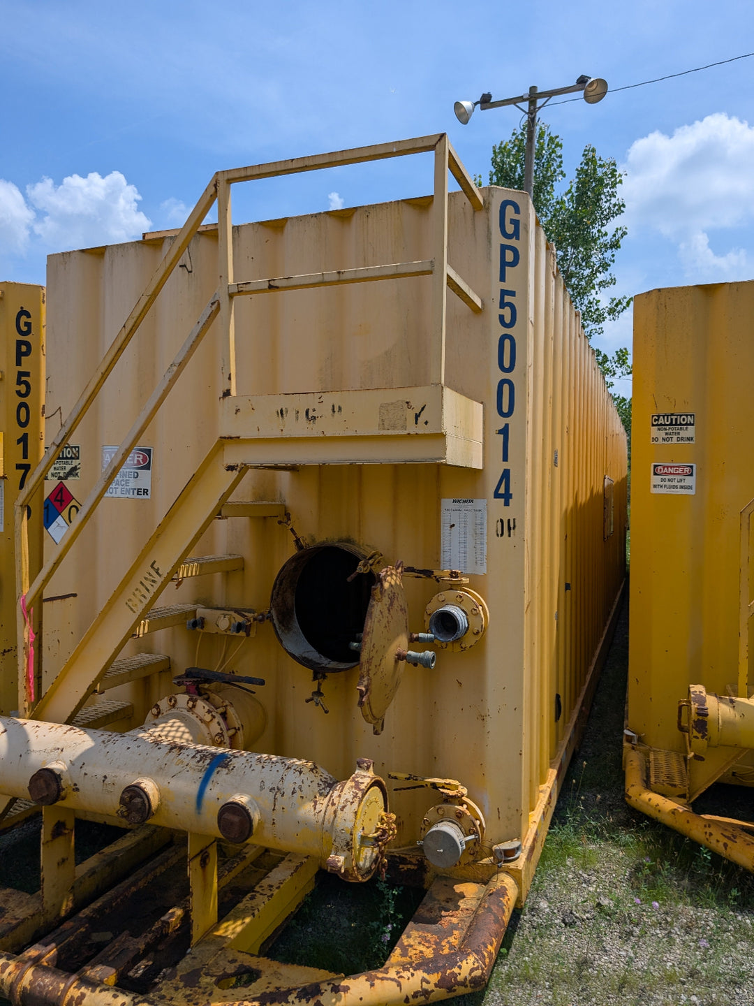 Front of yellow Wichita flat top frac tank #GP50014