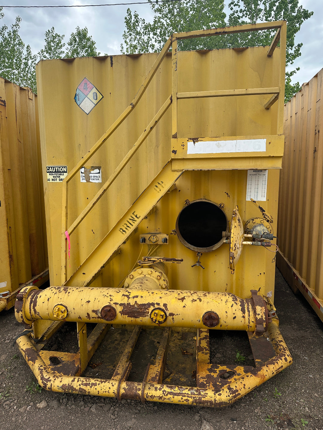 The front of yellow Wichita 21,000 gallon frac tank #WTM071613