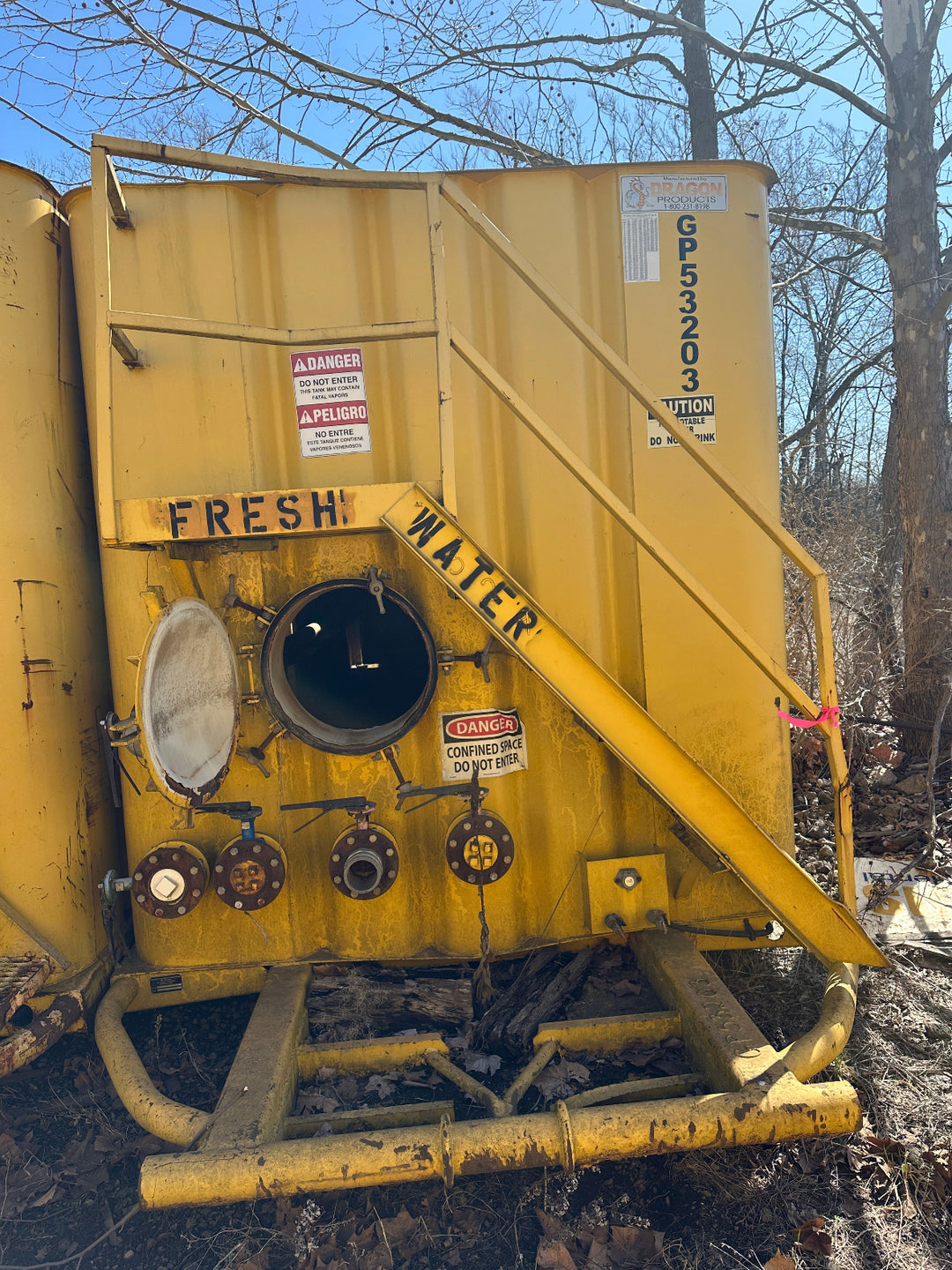 Front of yellow 21,000 gallon Dragon flat top frac tank #GP53203
