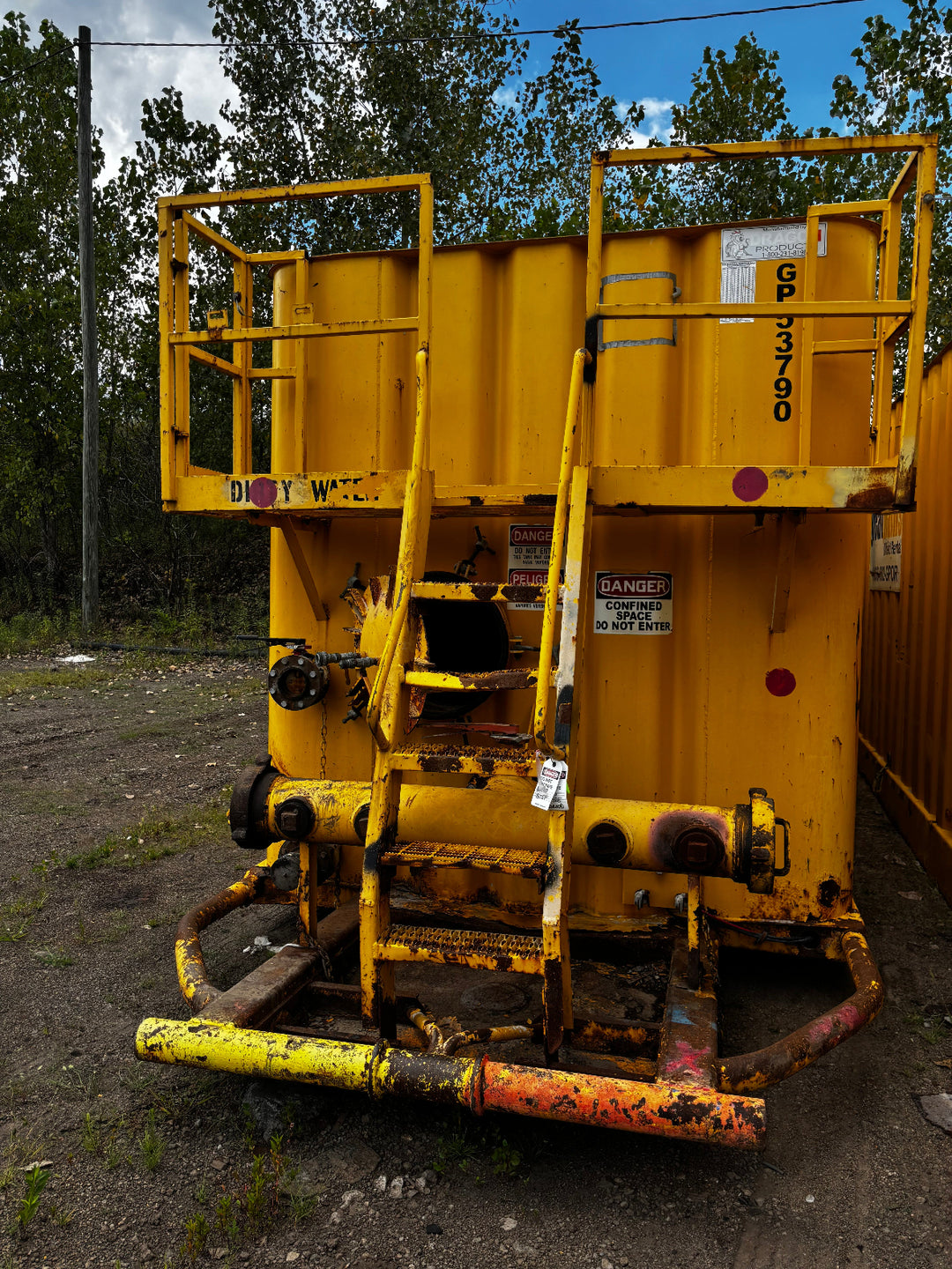 Front of yellow Dragon frac tank #GP53790