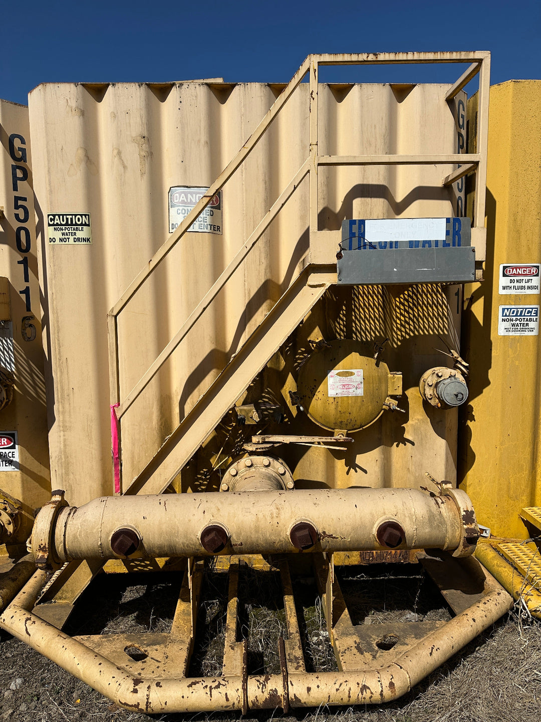 Front of yellow 21,000 gallon Wichita flat top frac tank #GP50001
