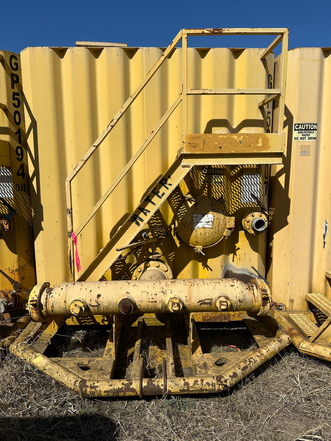 Front of yellow 21,000 gallon Wichita flat top frac tank #GP50057