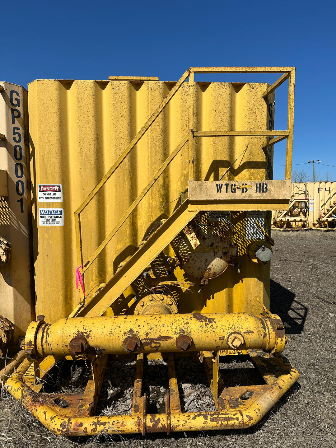 Front of yellow 21,000 gallon Wichita flat top frac tank #GP50178