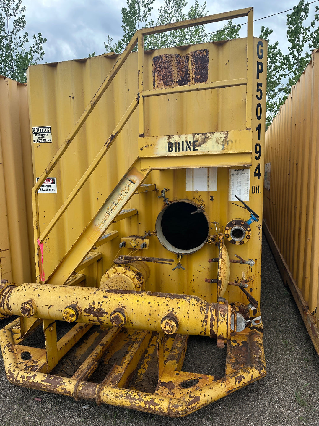 Front of yellow 21,000 gallon Wichita flat top frac tank #GP50194