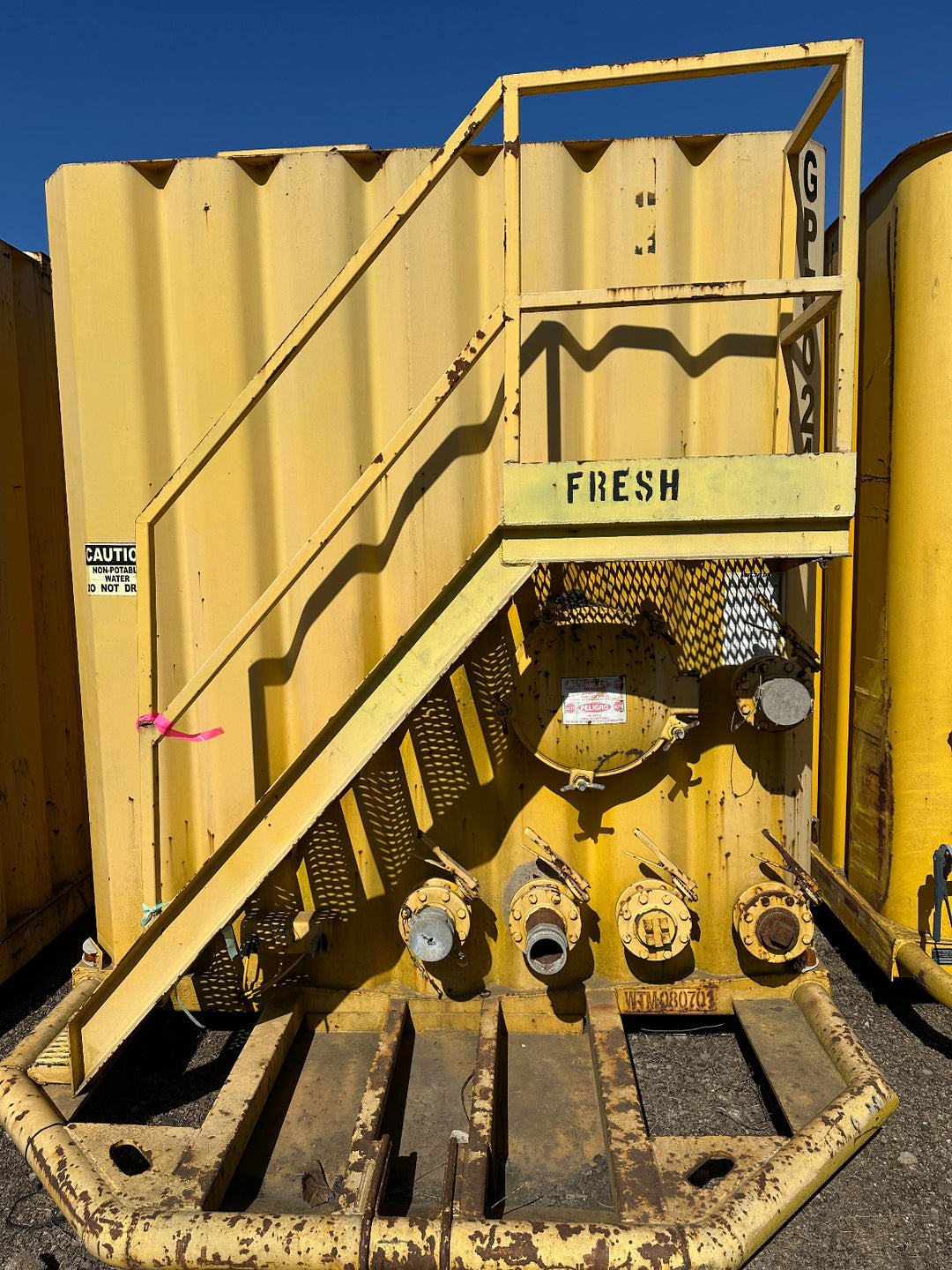 Front of yellow 21,000 gallon Wichita flat top frac tank #GP50249