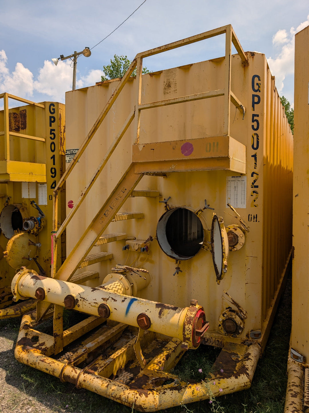 Front of yellow Wichita flat top frac tank #GP50122