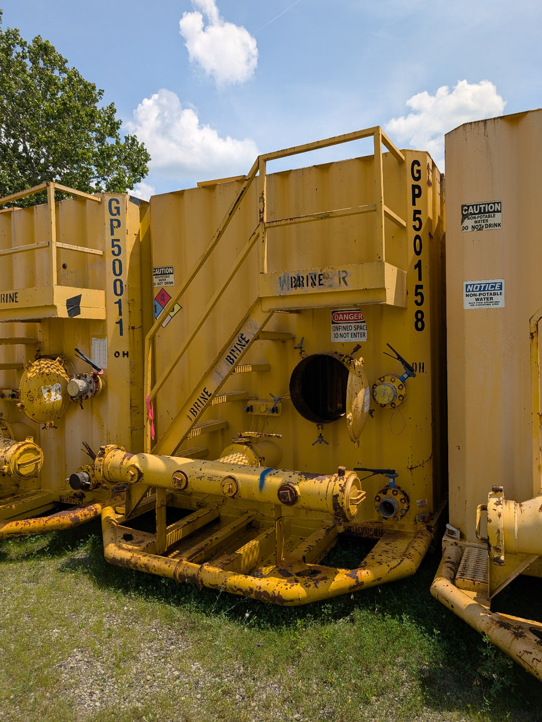 Front of yellow Wichita flat top frac tank #GP50158