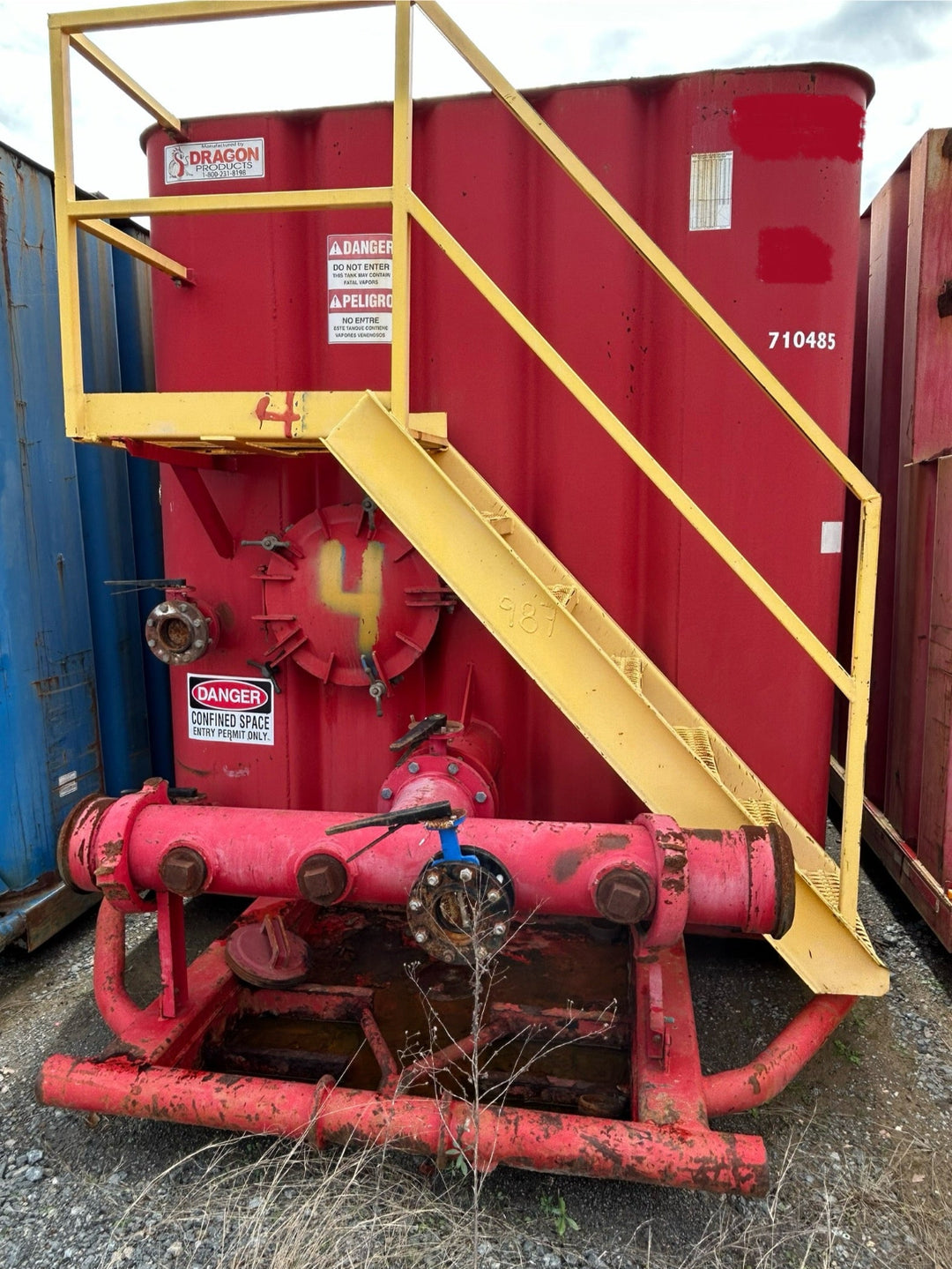 Front of red 21,000 gallon Dragon flat top frac tank #710485