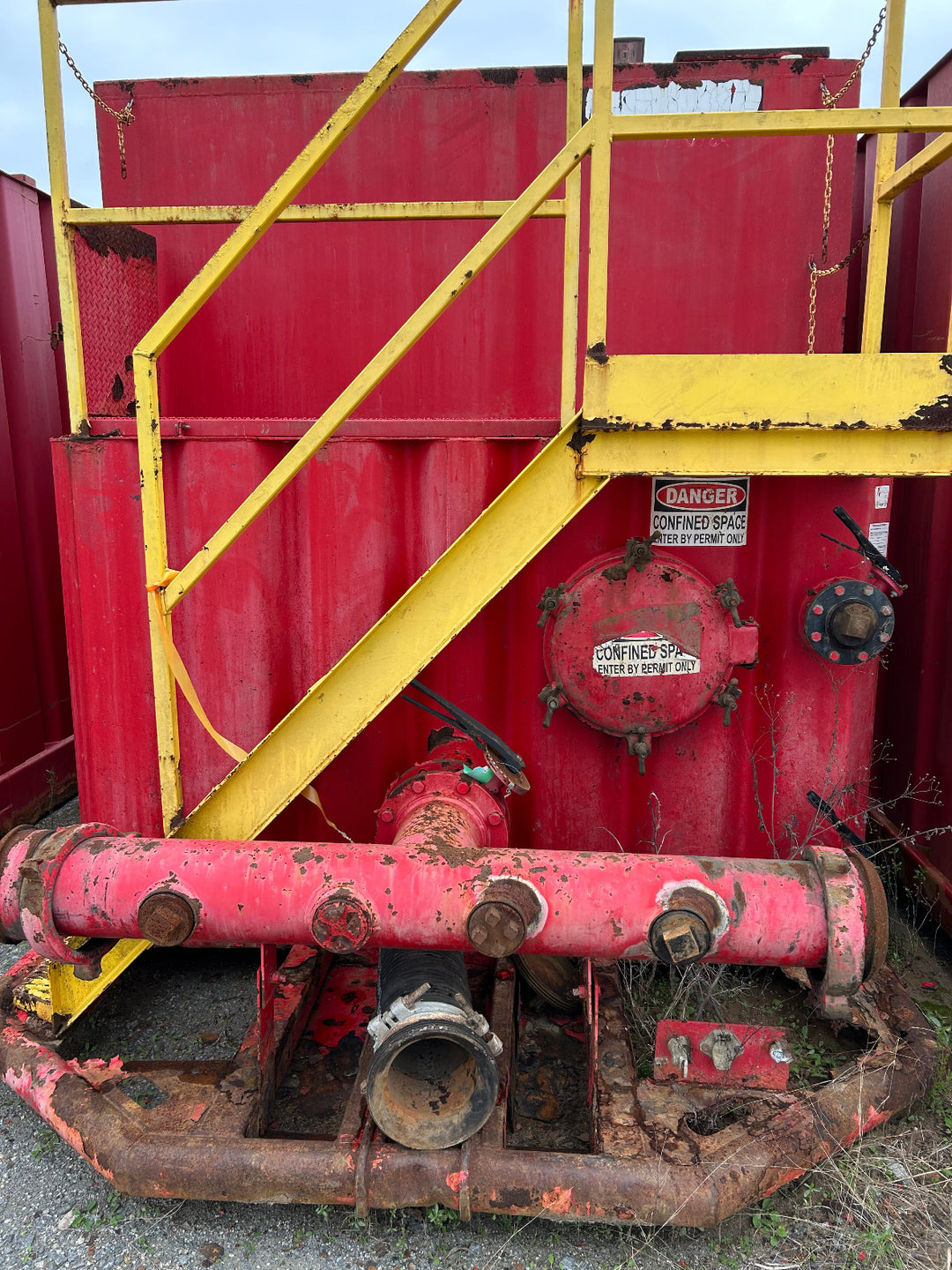 Front of red 21,000 gallon Southern MFG flat top frac tank #710784