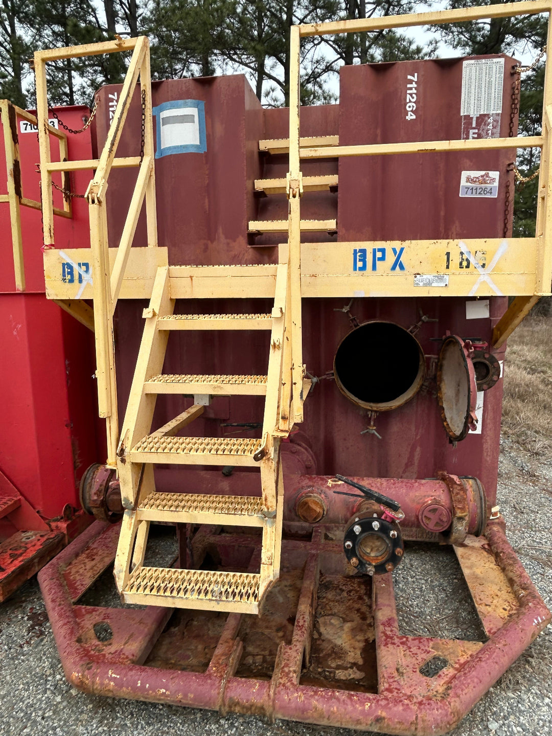 Front of red 21,000 gallon Wichita flat top frac tank #711264