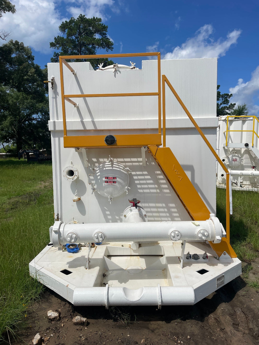 Front of Pinnacle smooth wall flat top frac tank #127