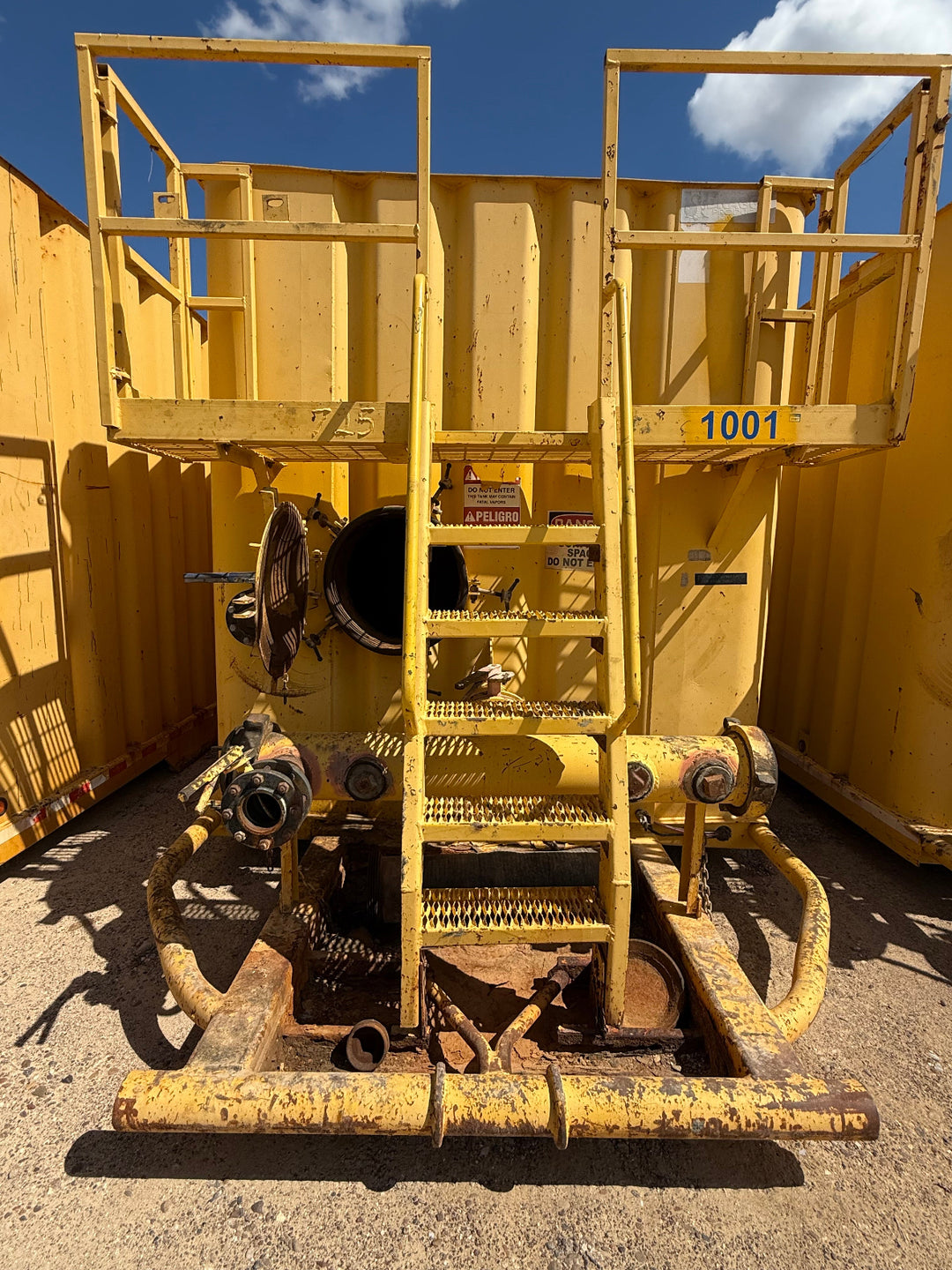 Front of yellow Dragon flat top frac tank #1001