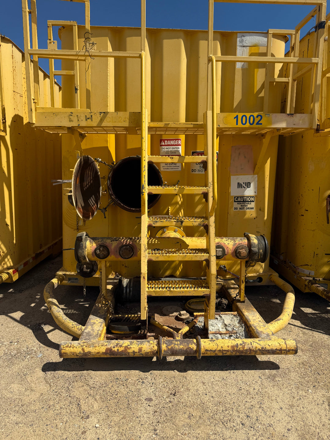 Front of Dragon flat top frac tank 1002