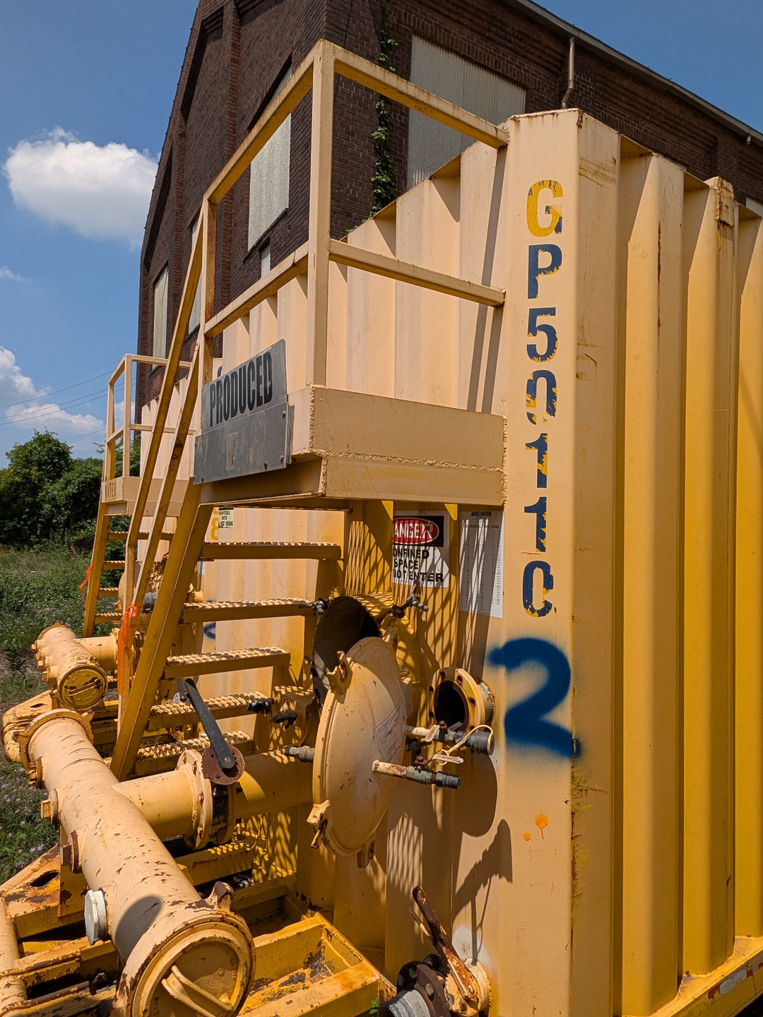 Front of yellow Wichita frac tank #GP50110