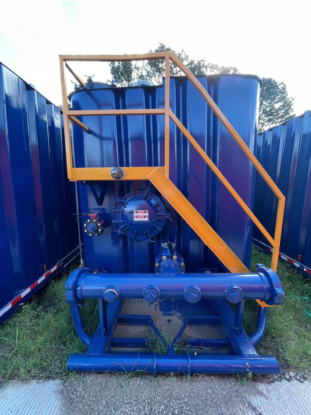 Front of blue refurbished 21,00 gallon Dragon flat top frac tank