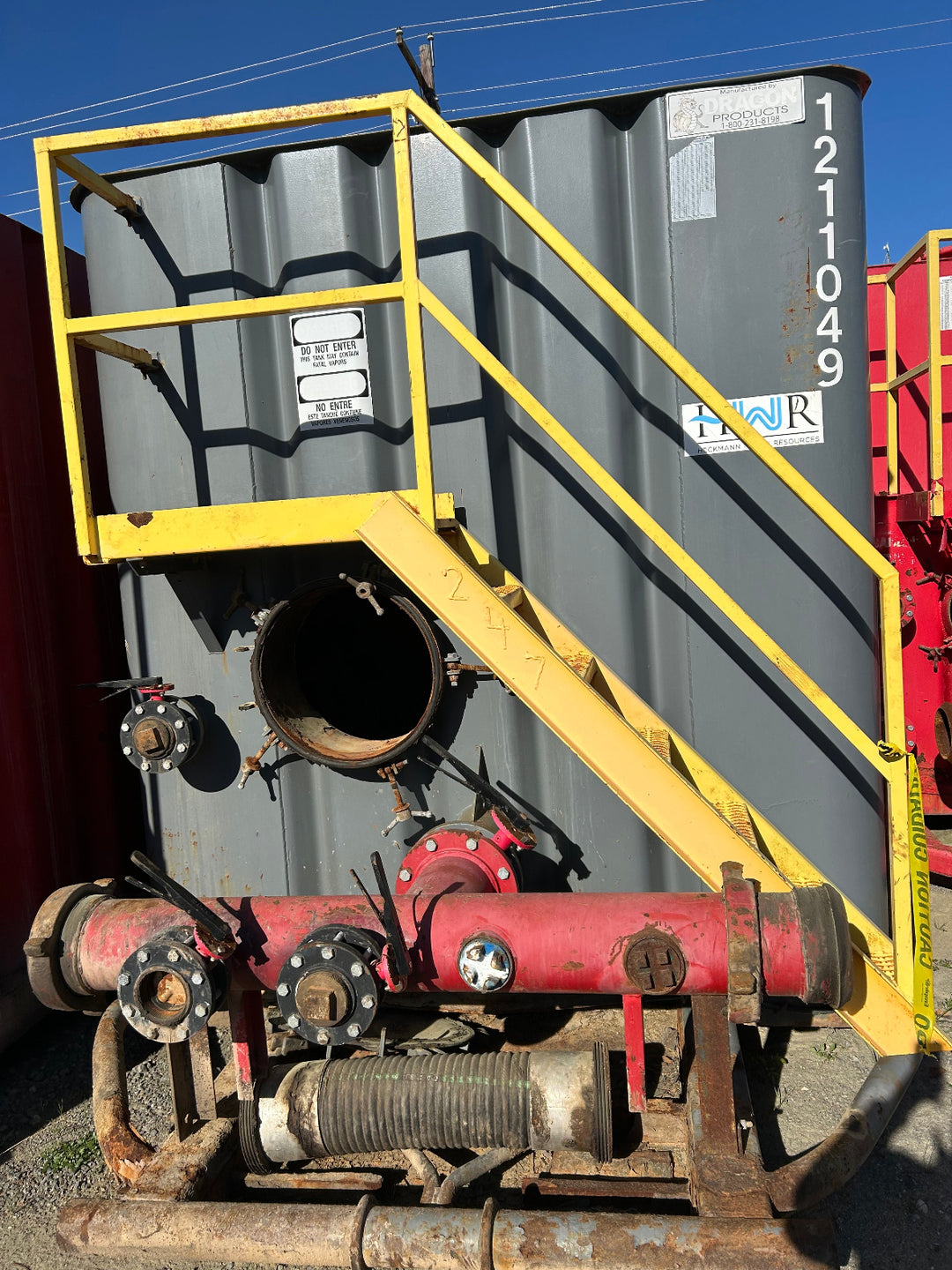 Front of gray 21,000 gallon Dragon flat top frac tank #1211049