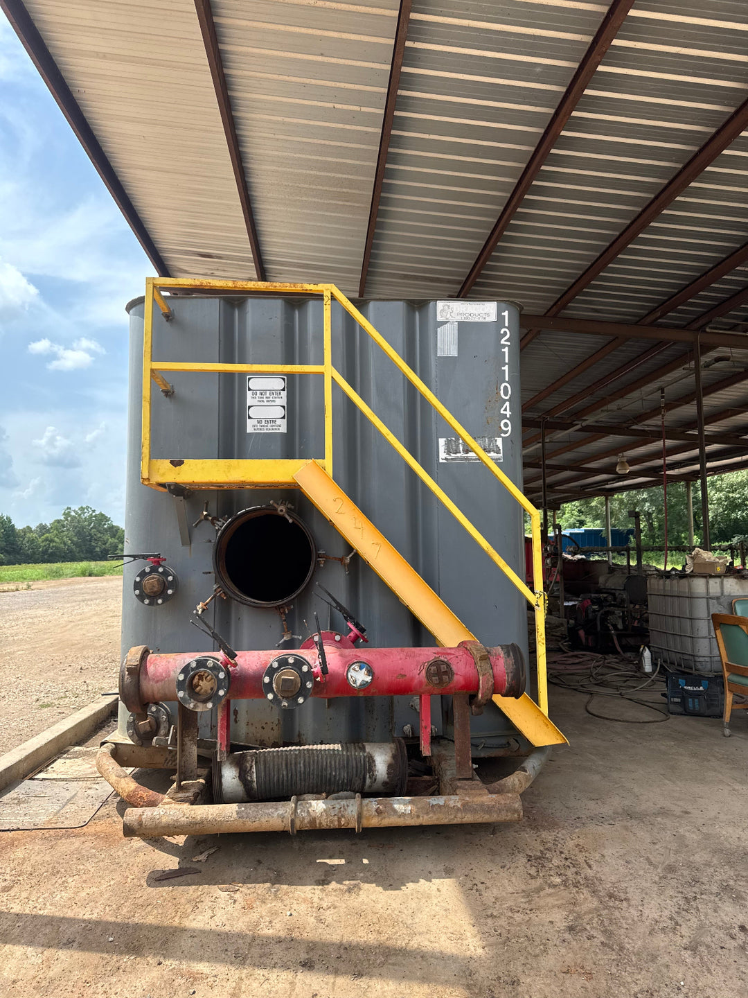 Front of gray Dragon frac tank #1211049