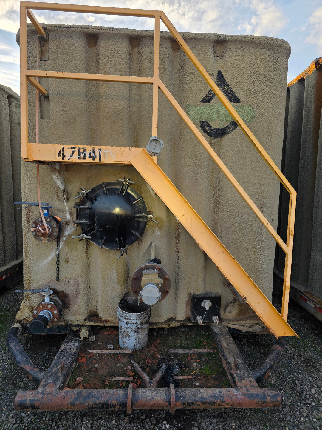 Front of insulated flat top frac tank #47841