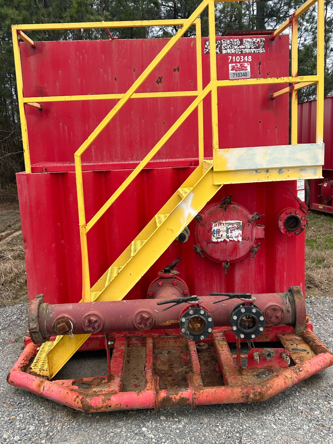 Front of red 21,000 gallon Southern MFG flat top frac tank #710348