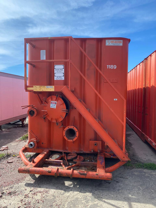 Front of red 21,000 gallon Dragon flat top frac tank #26982