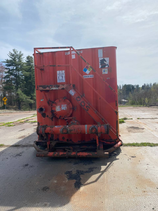 Front of red 21,000 gallon Dragon flat top frac tank #27562