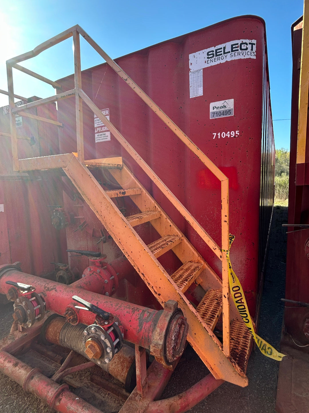 Front of red 21,000 gallon Dragon flat top frac tank #710495