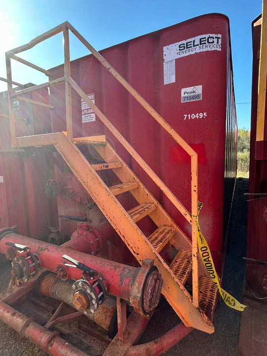 Front of red 21,000 gallon Dragon flat top frac tank #710495