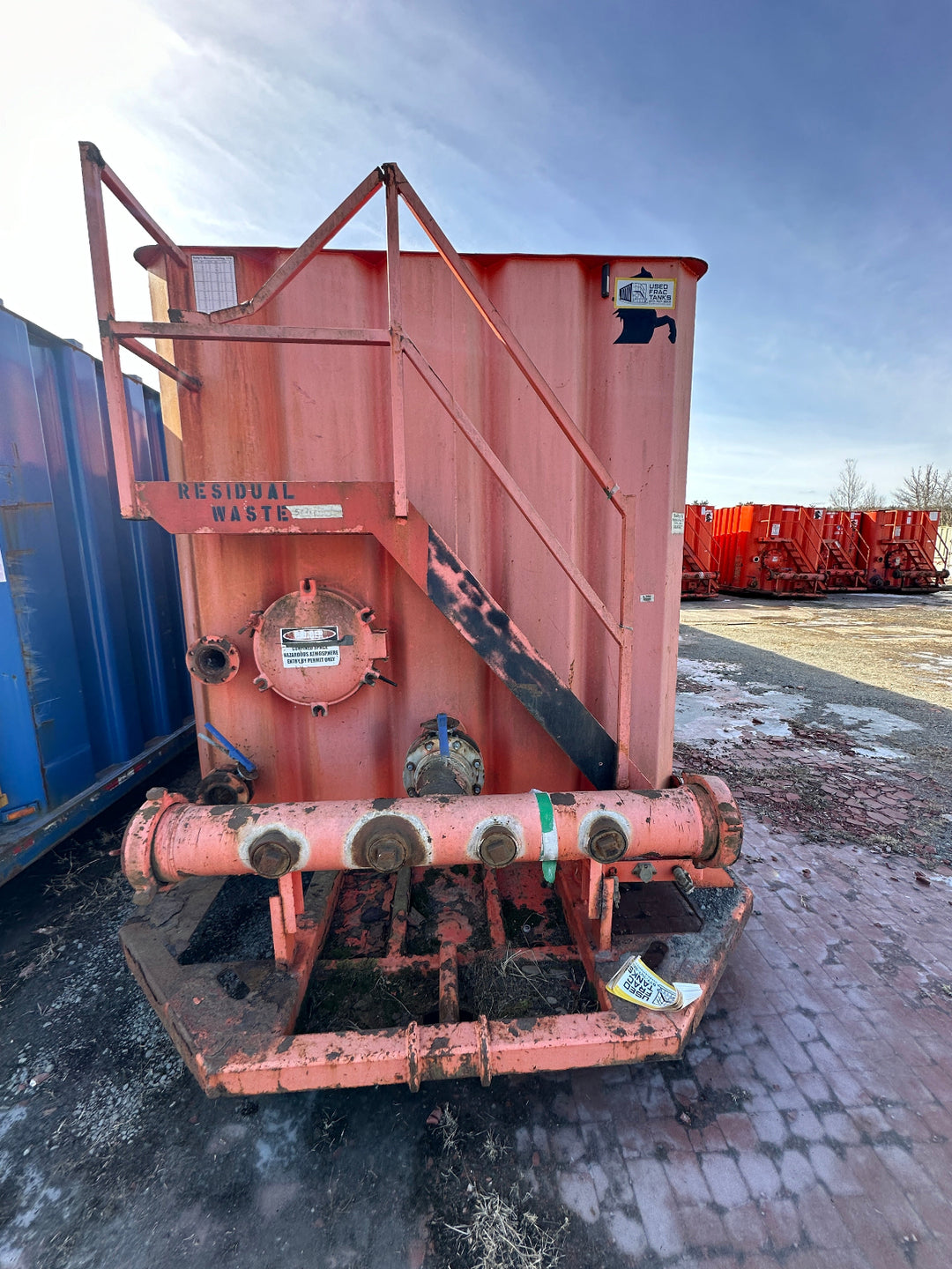 Front of red 21,000 gallon Salty's flat top frac tank #26464