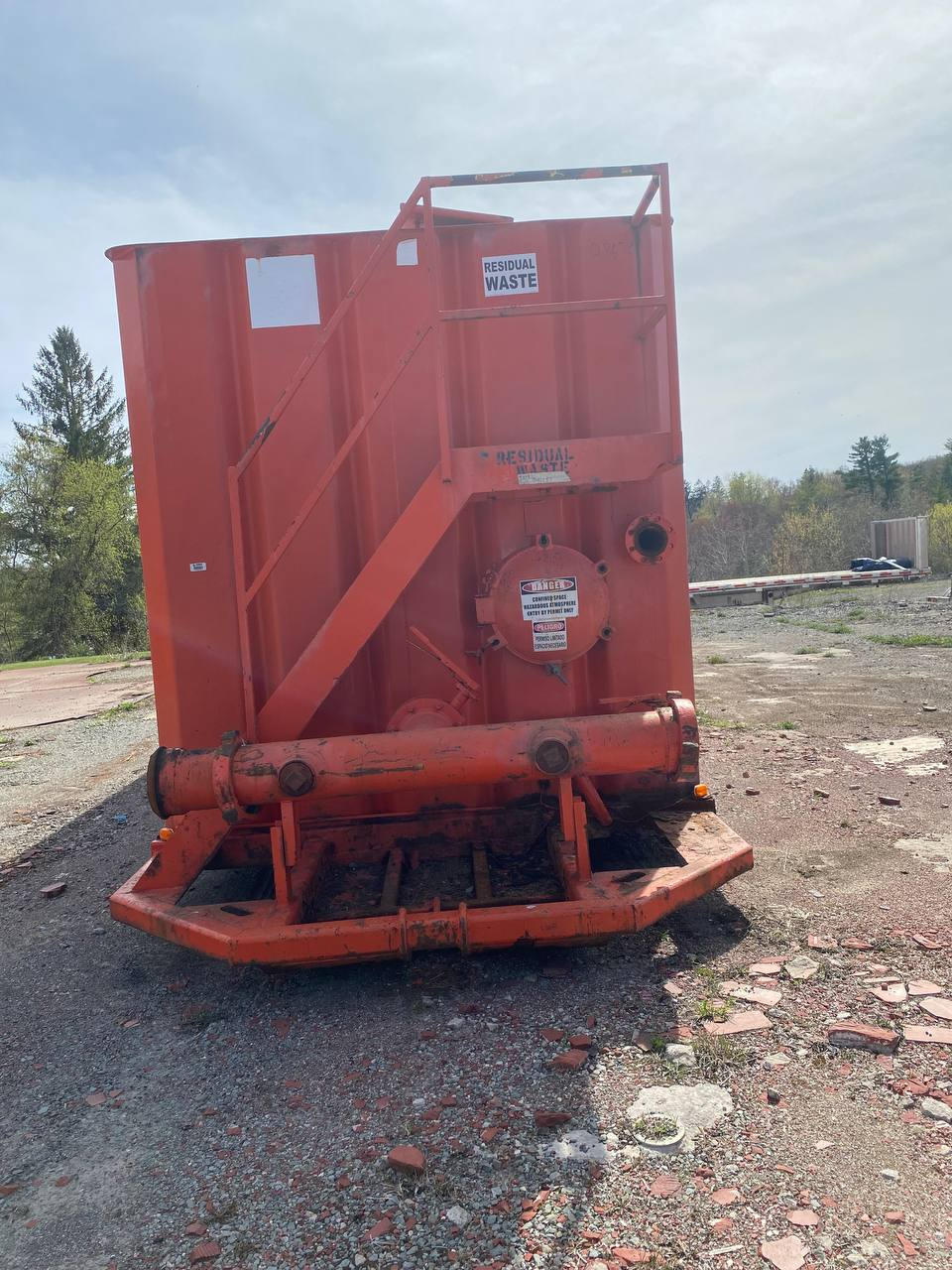 Front of red 21,000 gallon Salty's flat top frac tank #28636