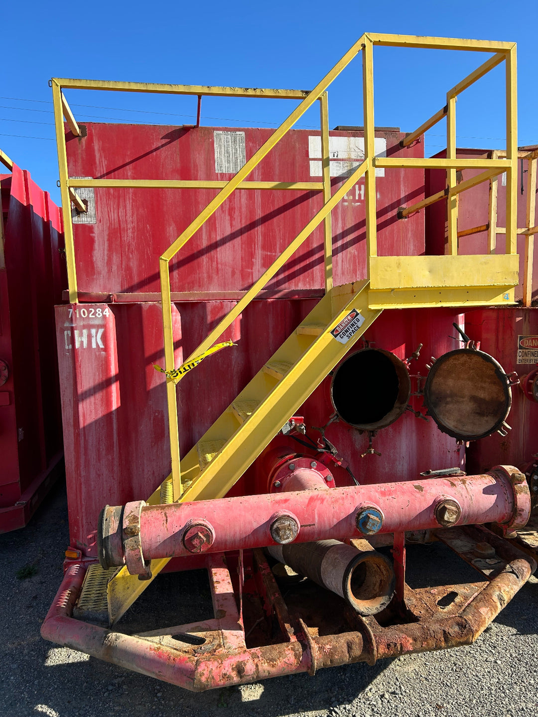 Front of red 21,000 gallon Southern MFG flat top frac tank #710284