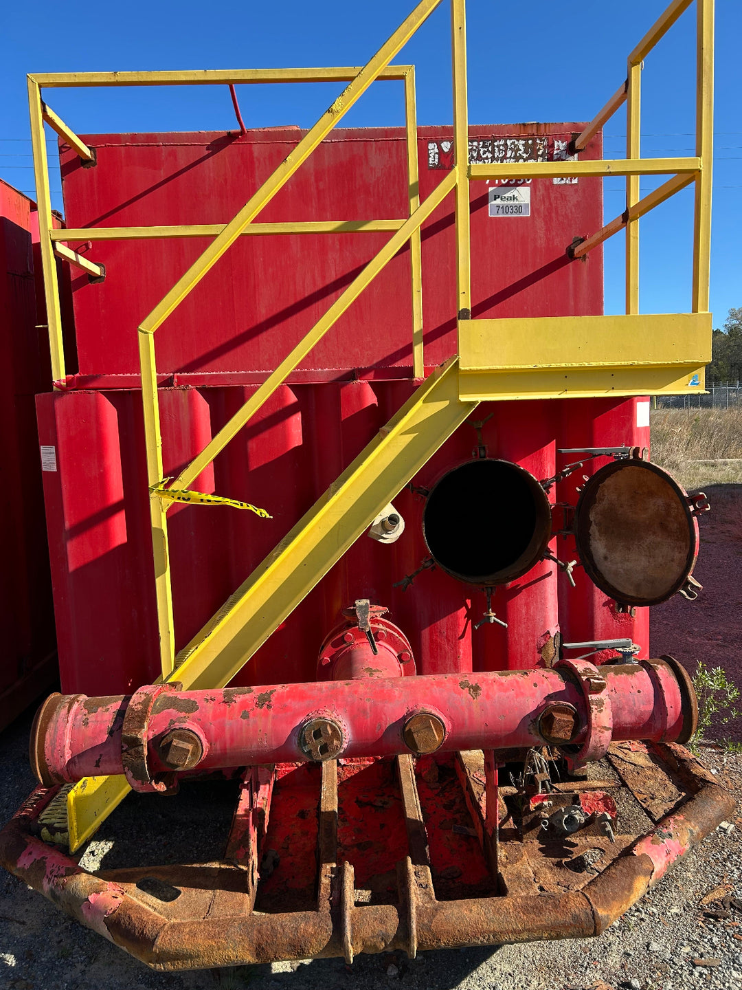 Front of red 21,000 gallon Southern MFG flat top frac tank #710330