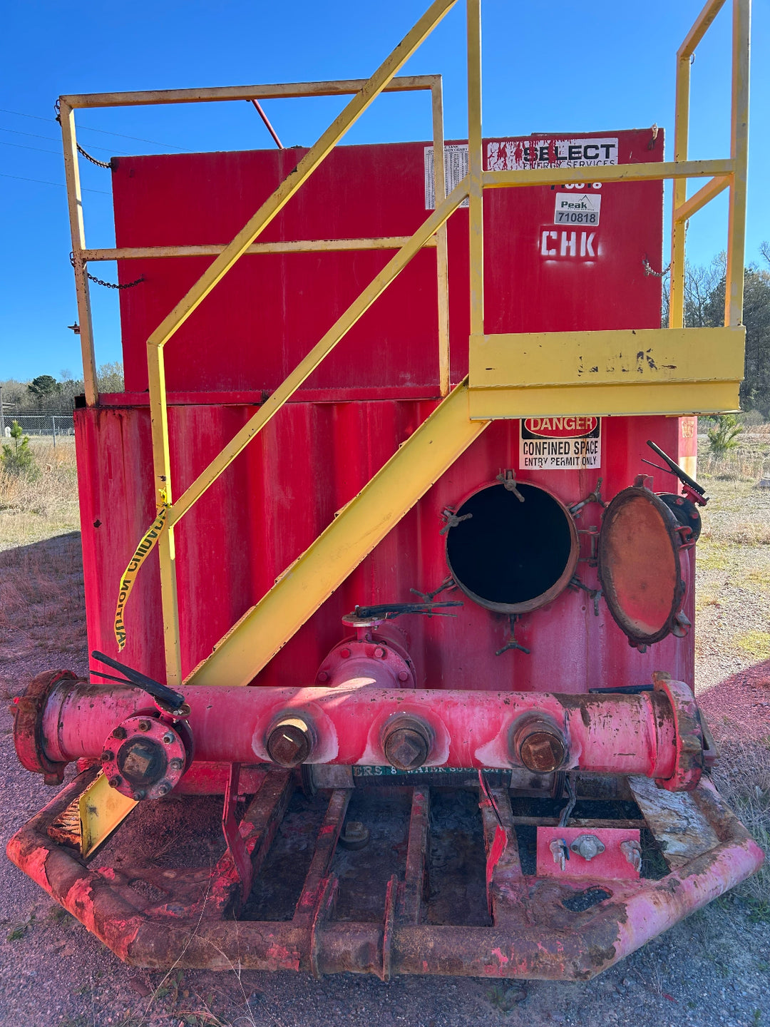 Front of red 21,000 gallon Southern MFG flat top frac tank #710818