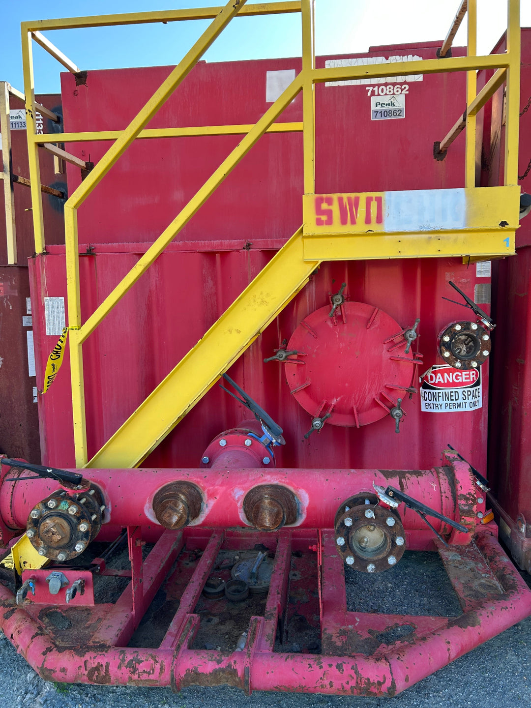 Front of red 21,000 gallon Southern MFG flat top frac tank #710862