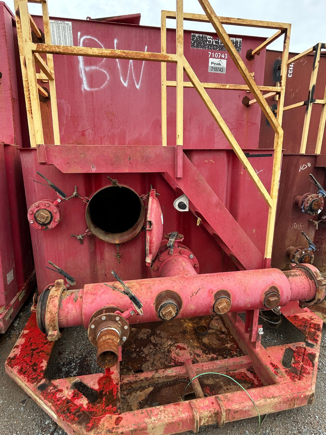 Front of red 21,000 gallon Wichita flat top frac tank #710743