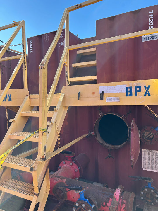 Front of red 21,000 gallon Wichita flat top frac tank #711205