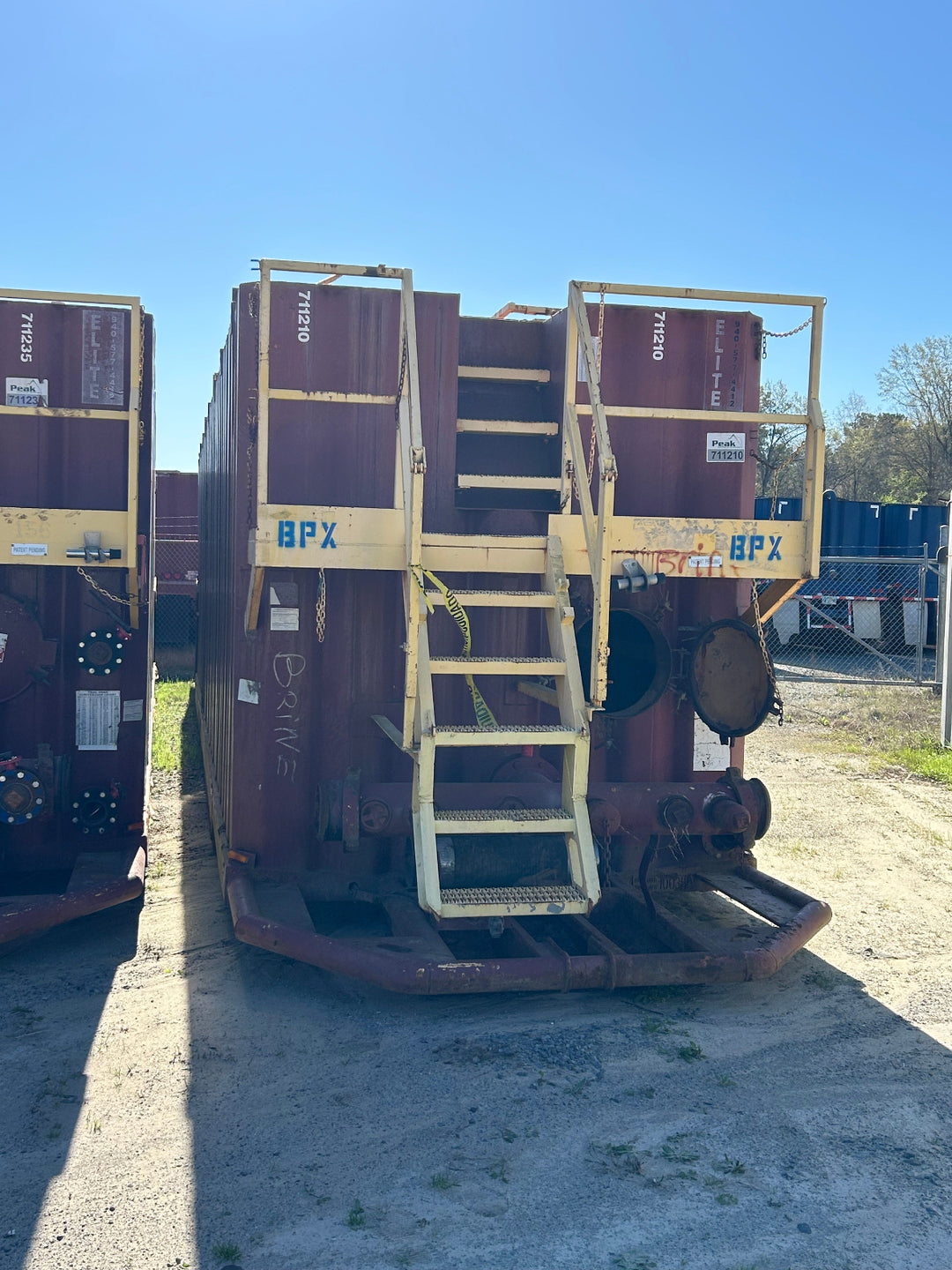 Front of red 21,000 gallon Wichita flat top frac tank #711210