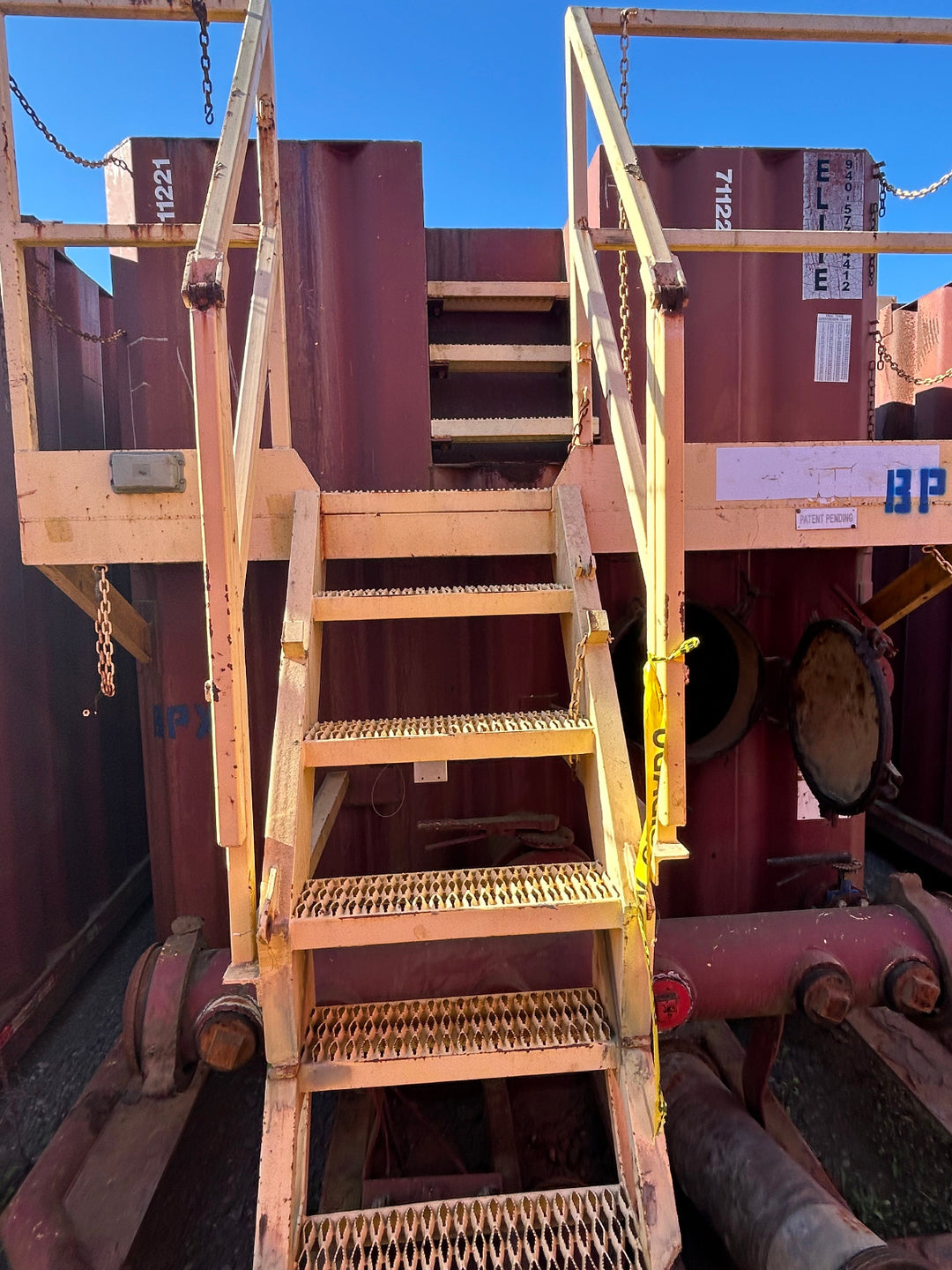 Front of red 21,000 gallon Wichita flat top frac tank #711221
