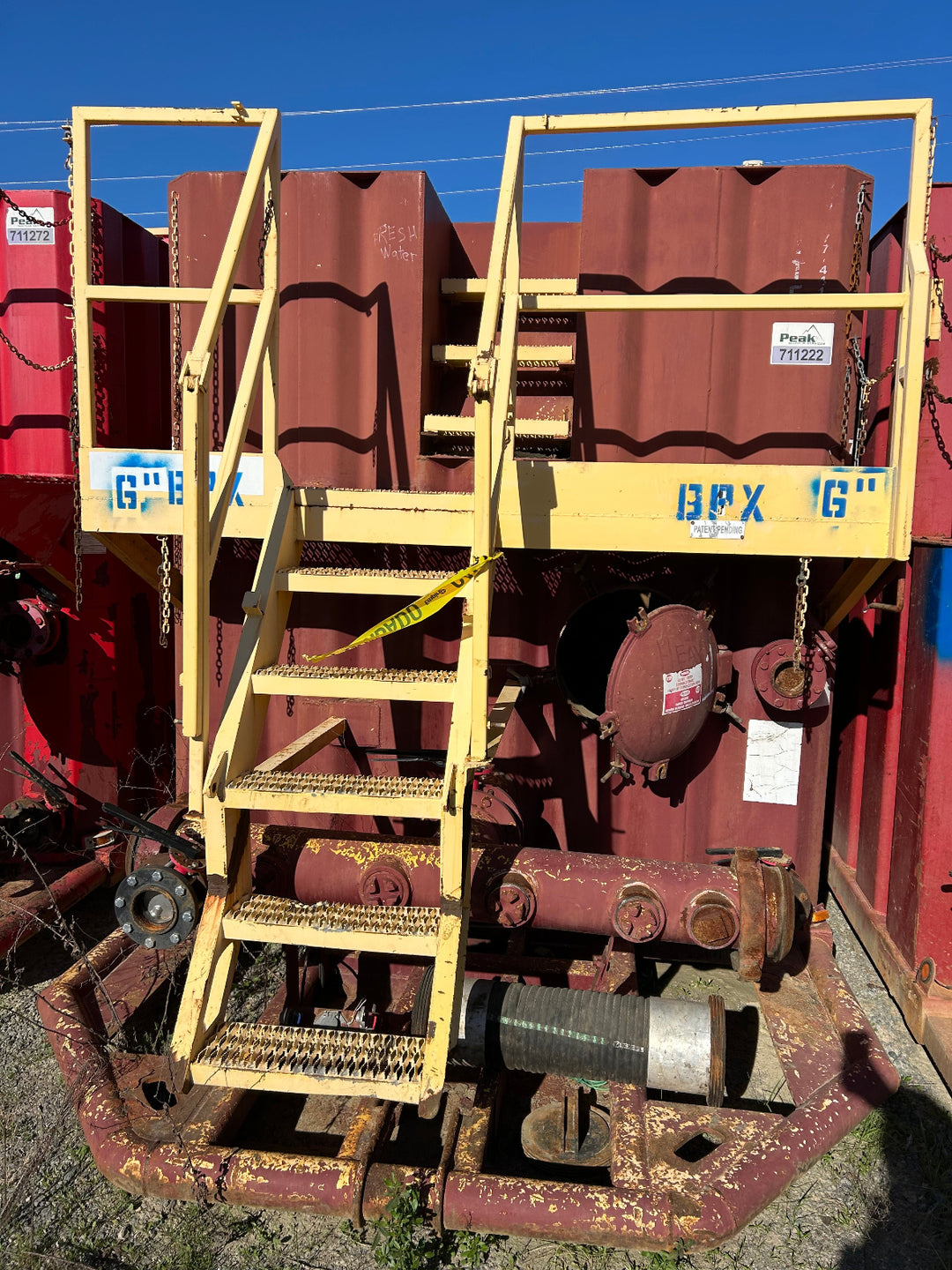 Front of red 21,000 gallon Wichita flat top frac tank #711222