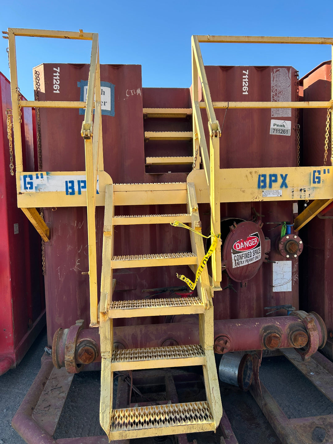 Front of red 21,000 gallon Wichita flat top frac tank #711261
