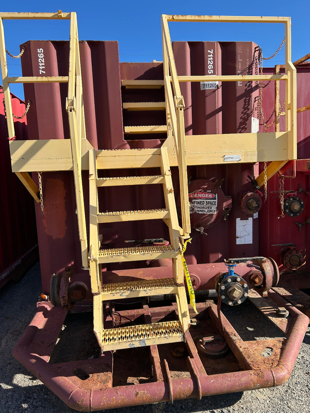 Front of red 21,000 gallon Wichita flat top frac tank #711265