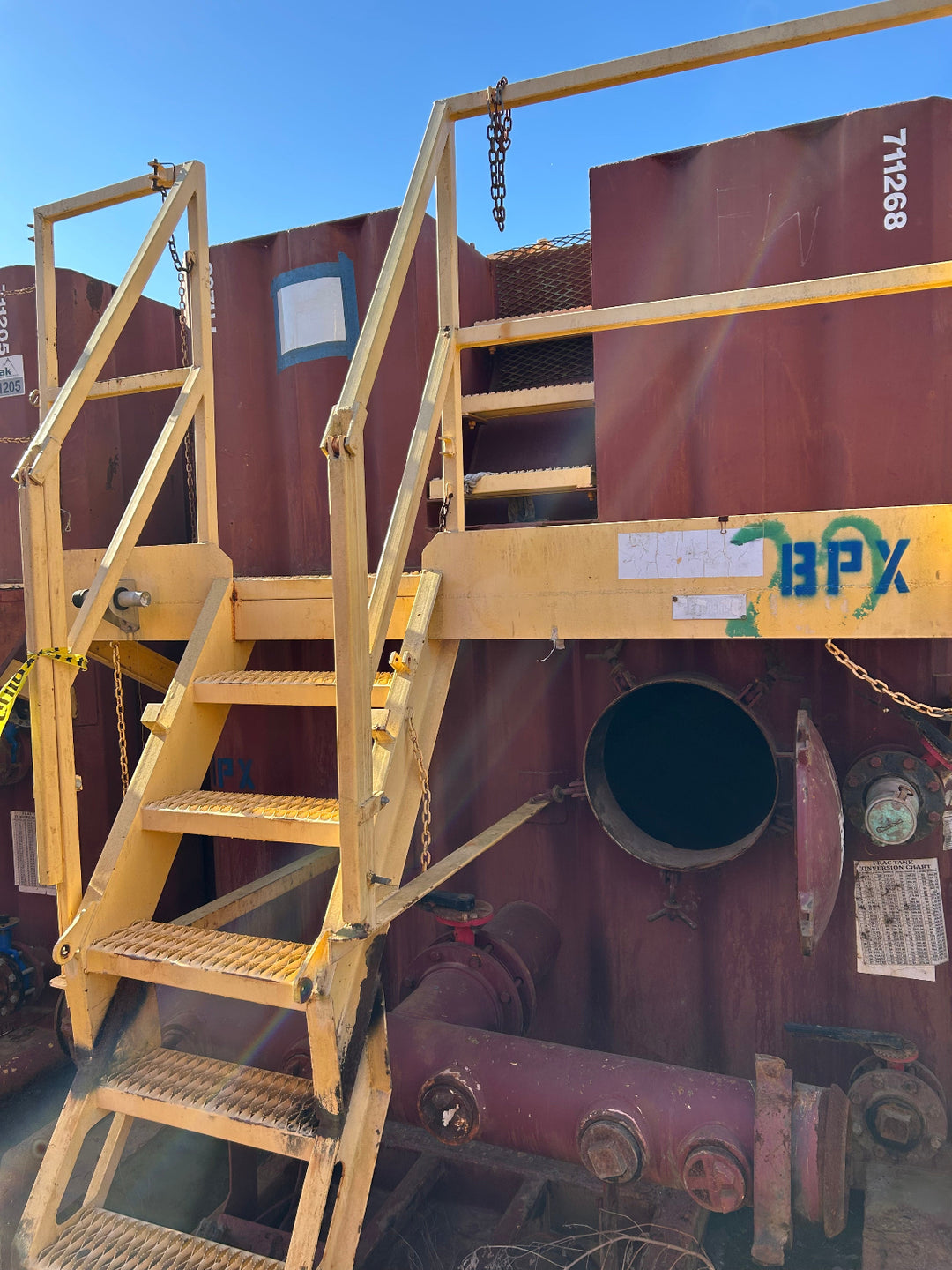 Front of red 21,000 gallon Wichita flat top frac tank #711268