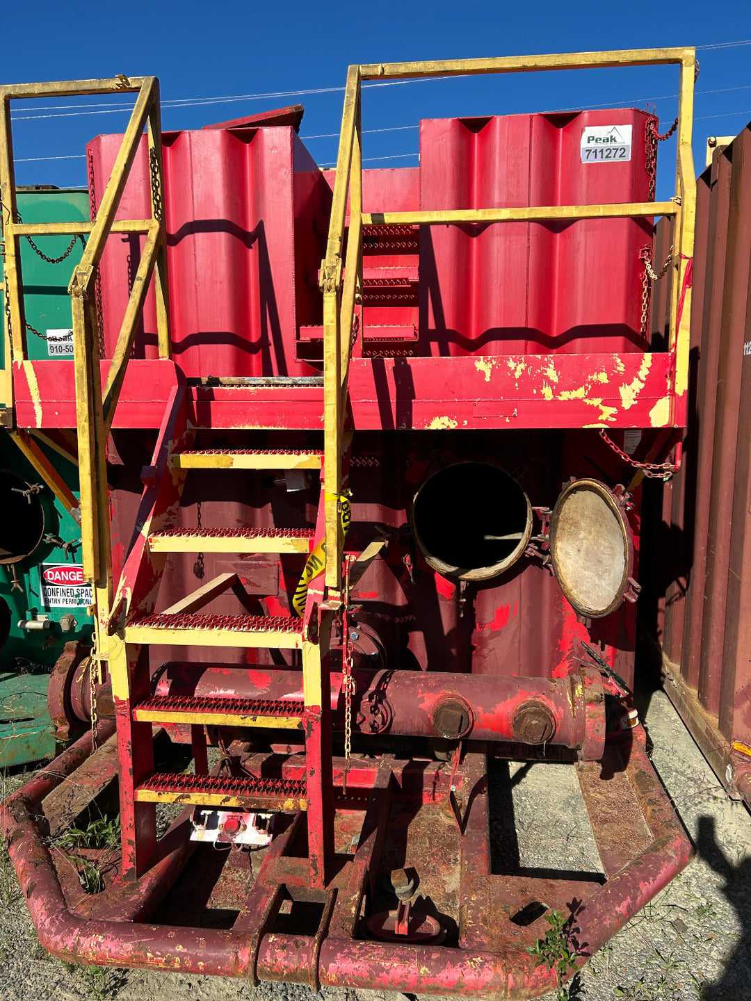 Front of red 21,000 gallon Wichita flat top frac tank #711272
