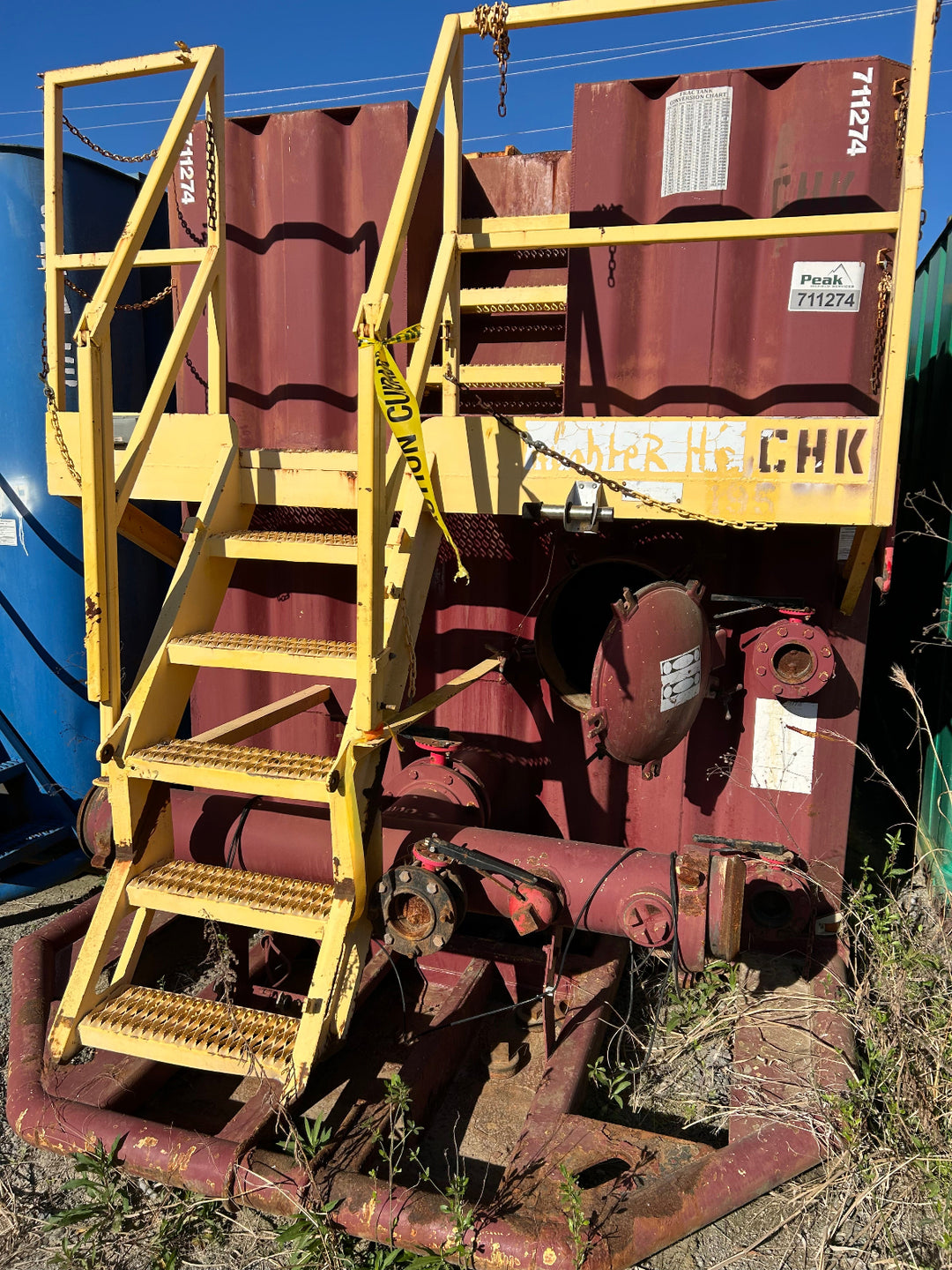 Front of red 21,000 gallon Wichita flat top frac tank #711274