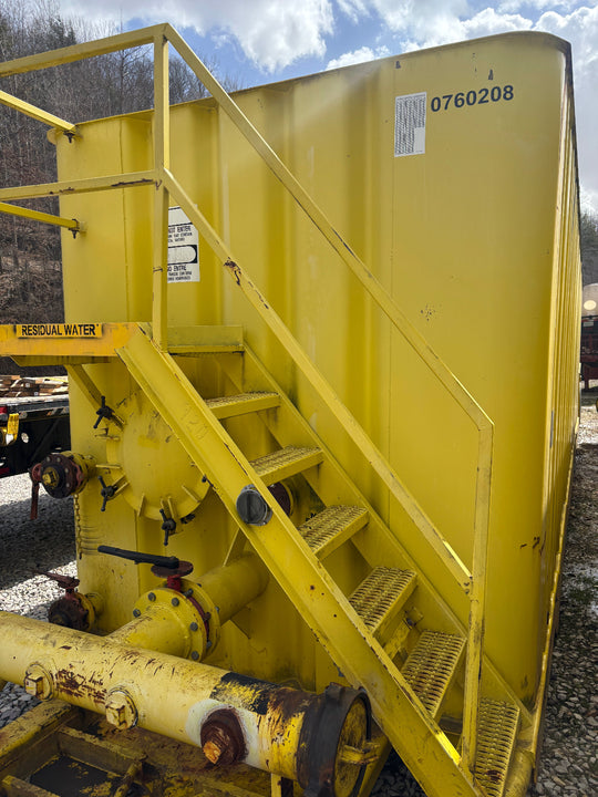 Front of yellow 21,000 gallon Dragon flat top frac tank #0760208