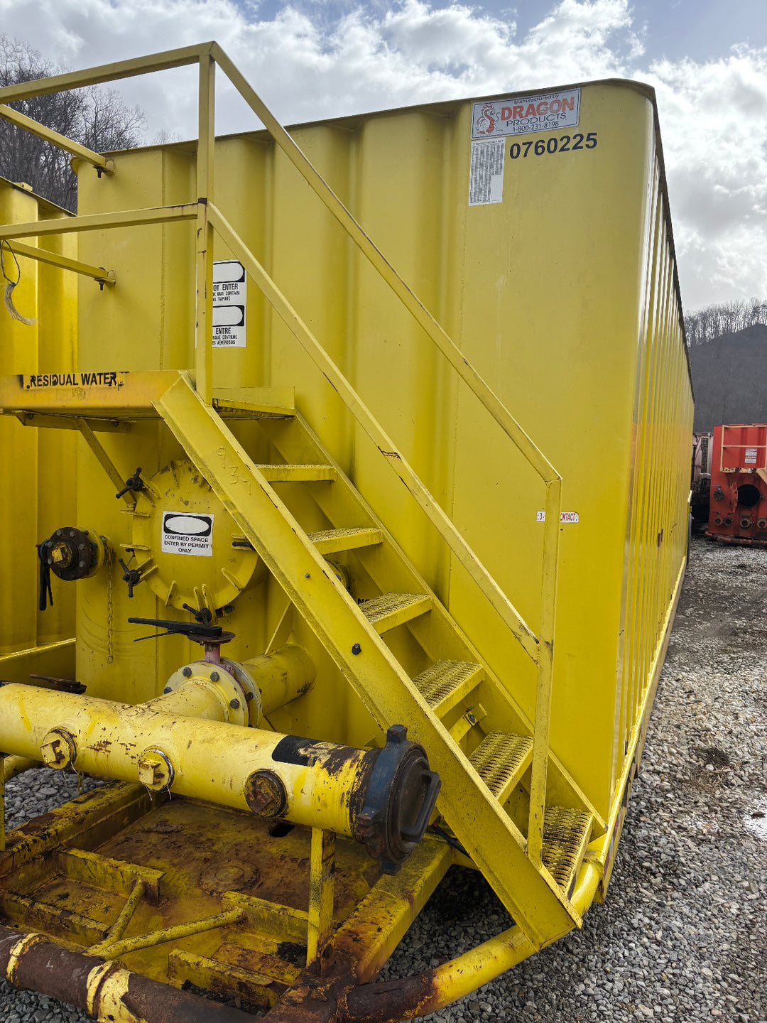 Front of yellow 21,000 gallon Dragon flat top frac tank #0760295