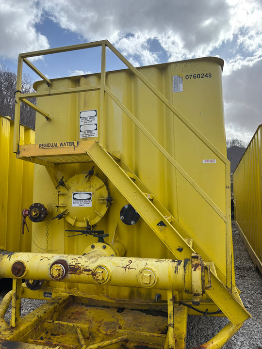 Front of yellow 21,000 gallon Dragon flat top frac tank #0760248