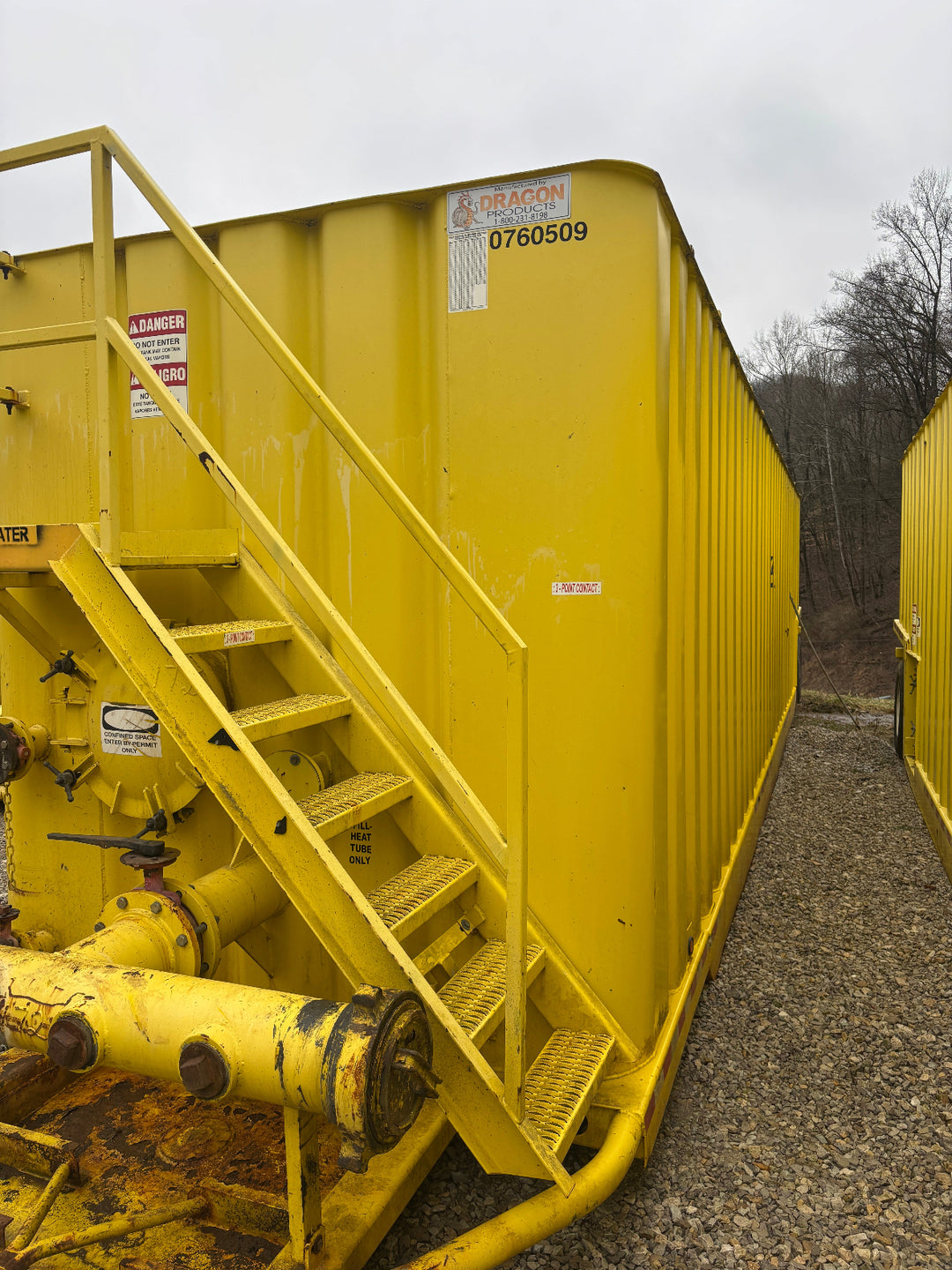 Front of yellow 21,000 gallon Dragon flat top frac tank #0760509