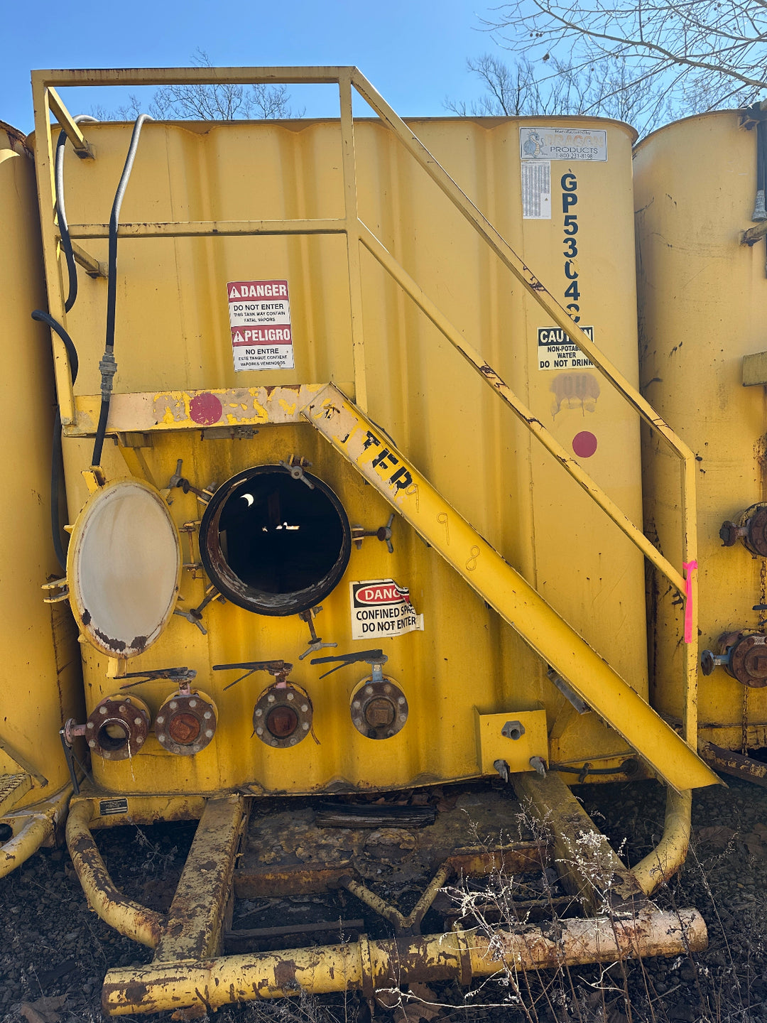 Front of yellow 21,000 gallon Dragon flat top frac tank #GP53048
