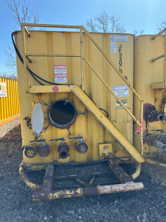 Front of yellow 21,000 gallon Wichita flat top frac tank #GP53060