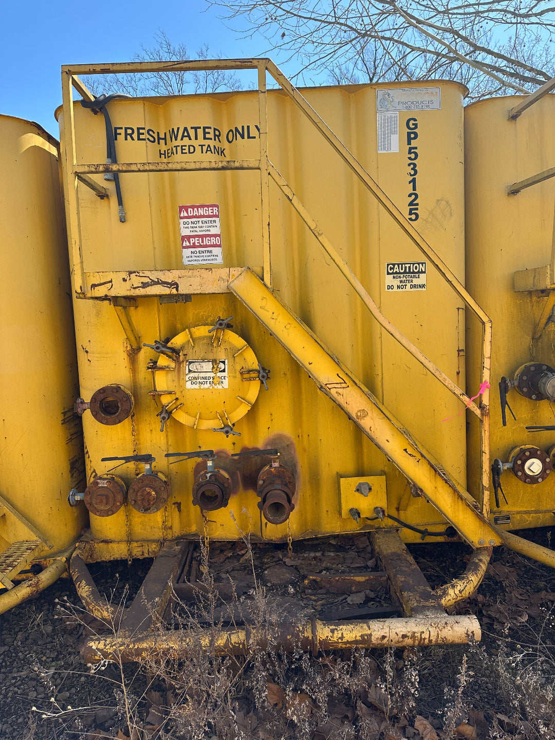 Front of yellow 21,000 gallon Dragon flat top frac tank #GP53125